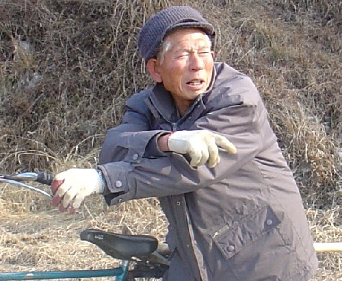 '개로비'에 얽힌 사연을 생생히 전해주시는 할아버지 